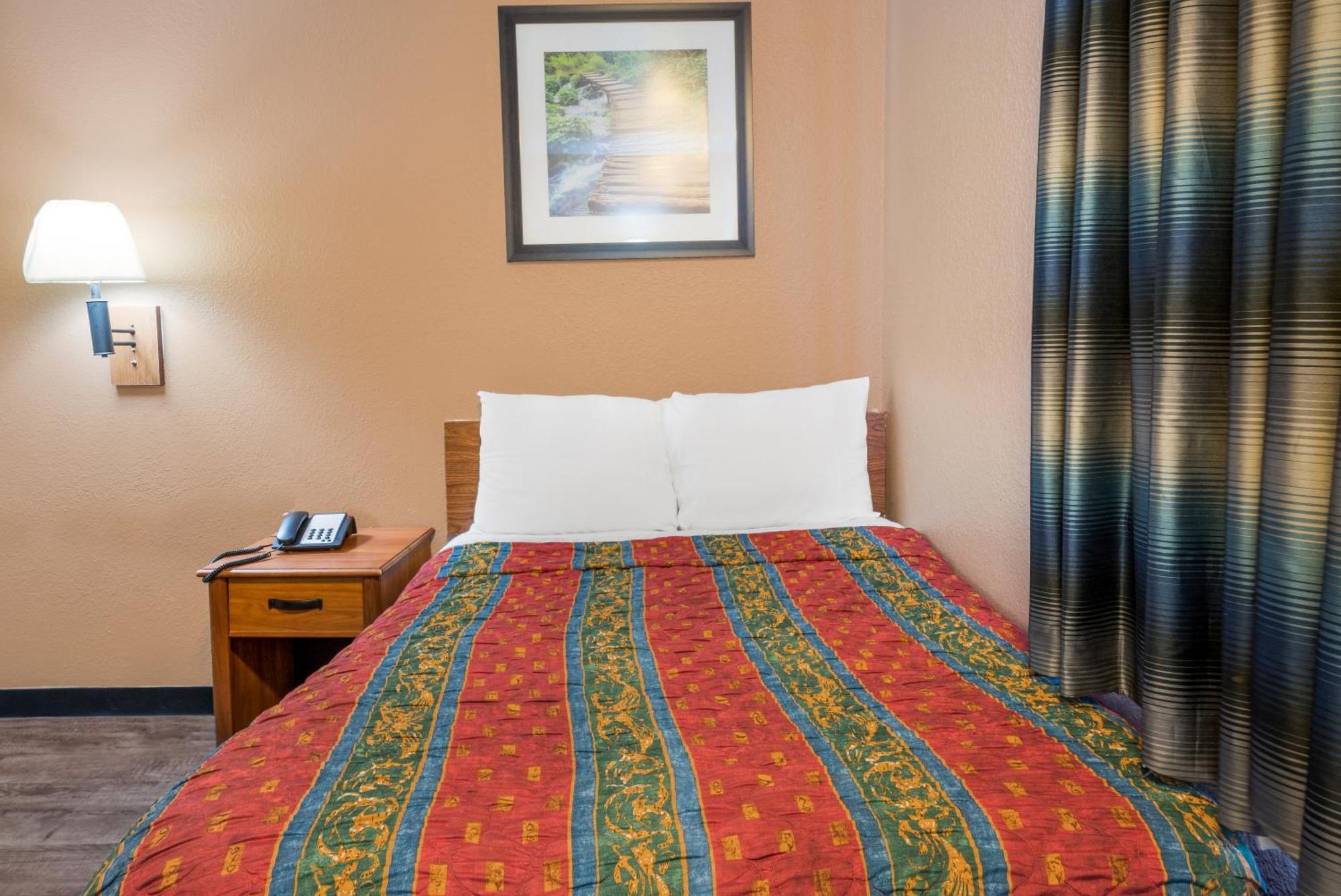Knights Inn Grand Rapids East Airport Каскейд Экстерьер фото