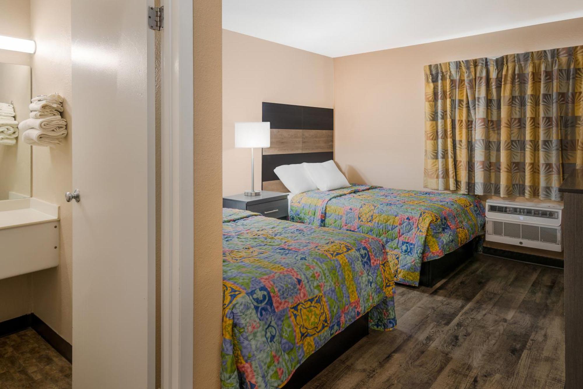 Knights Inn Grand Rapids East Airport Каскейд Экстерьер фото
