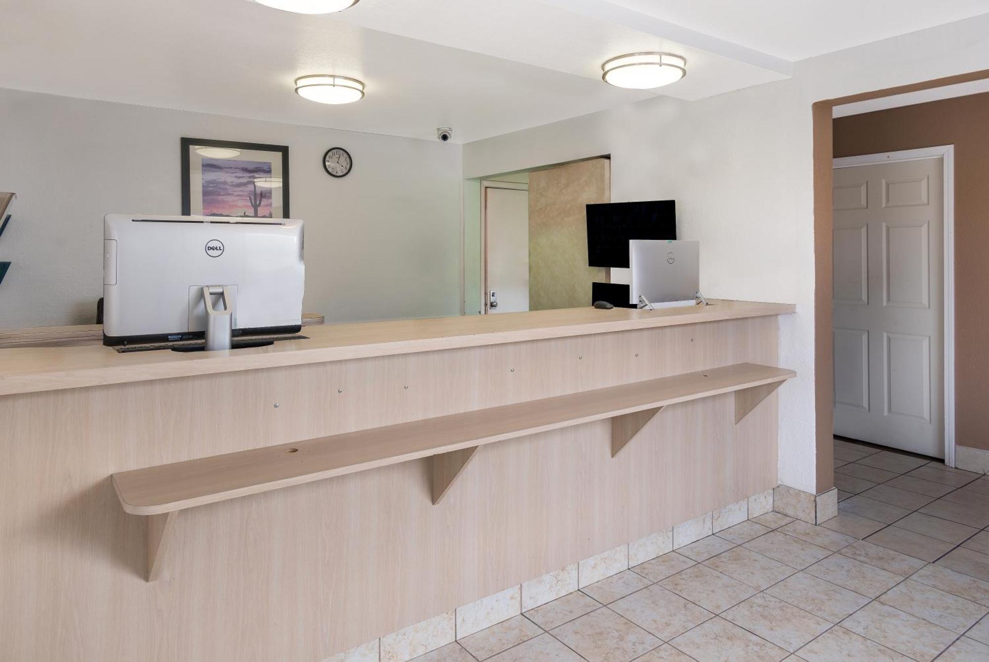 Knights Inn Grand Rapids East Airport Каскейд Экстерьер фото